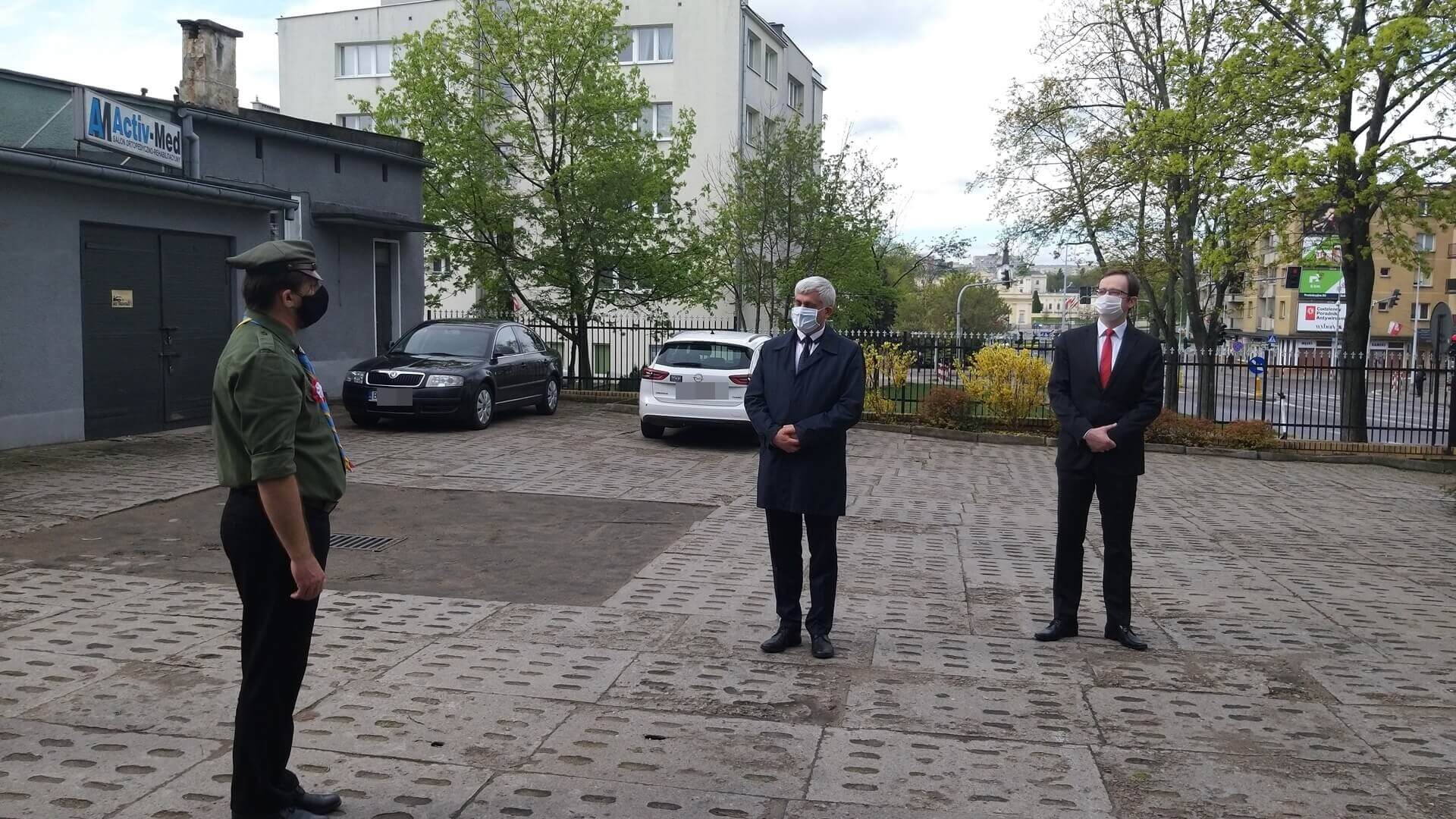 Białostoccy harcerze wciągnęli biało-czerwoną flagę na maszt przy ul. Pałacowej