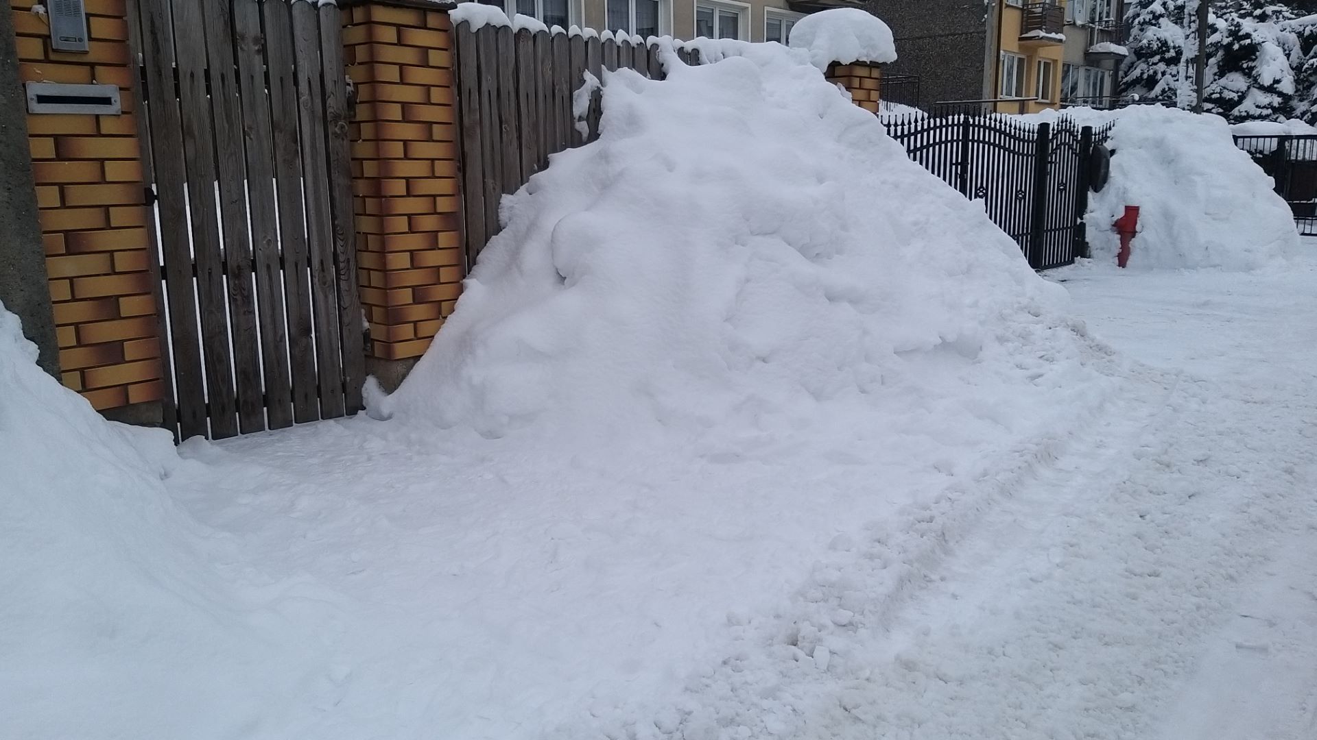Śniegu nie ubywa - mieszkańcy osiedli nie mają go już gdzie składować