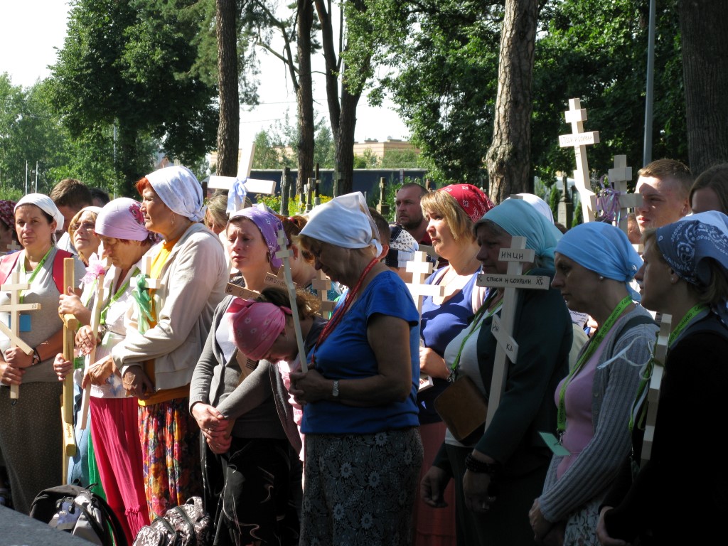 Pielgrzymi podążają na Świętą Górę Grabarkę na obchody święta Przemienienia Pańskiego
