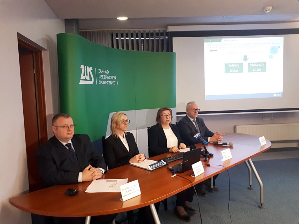 Pracownicy białostockiego ZUS-u przedstawili dane po miesiącu obowiązywania przepisów obniżających wiek emerytalny