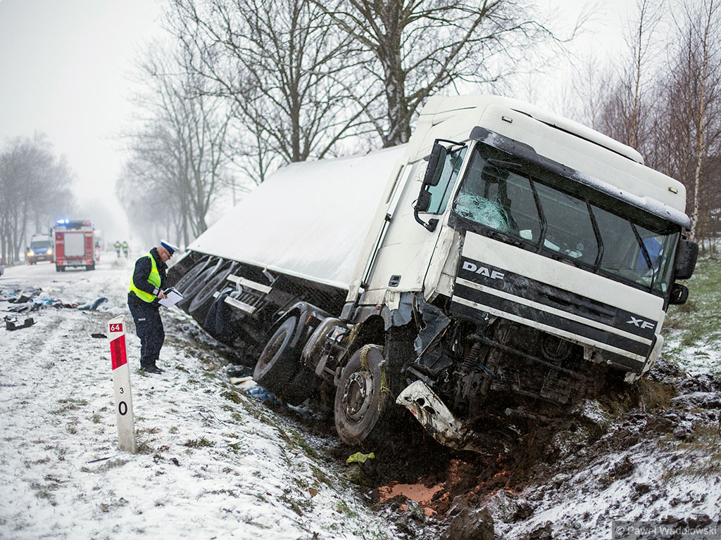 Wypadek na DK64 - zginęła jedna osoba, droga zablokowana