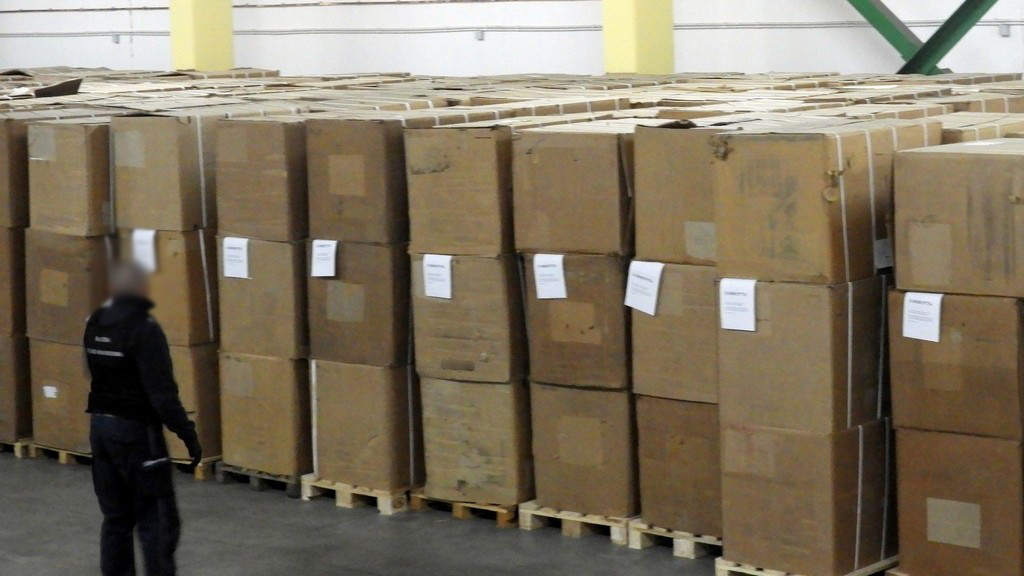 Ciężarówka wyładowana tytoniowym suszem w rękach podlaskich funkcjonariuszy KAS