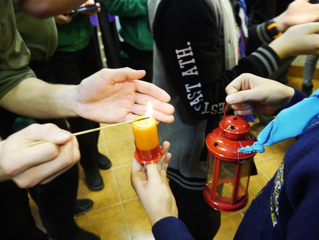 Suwalscy harcerze przekazali Betlejemskie Światło Pokoju skautom z Litwy