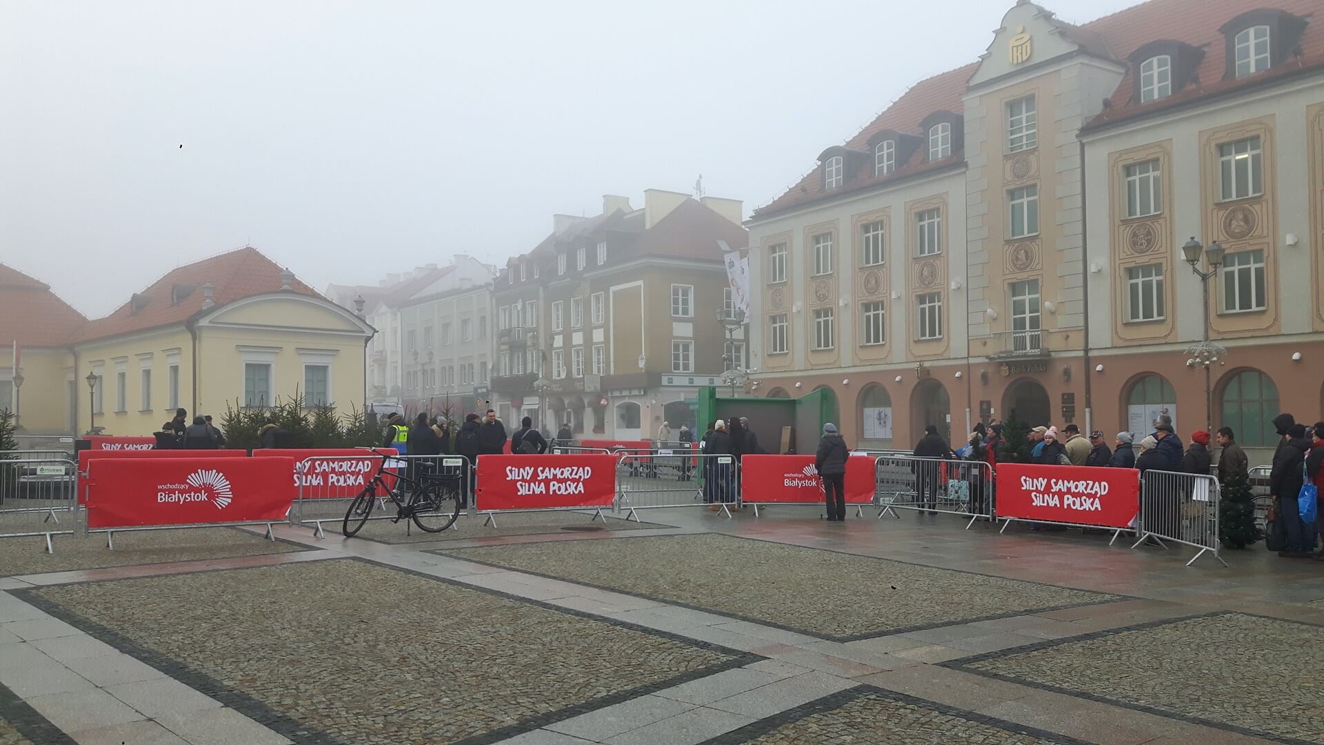 Mieszkańcy Białegostoku wymienili sztuczne choinki na żywe drzewka