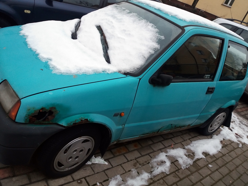 Samochody porzucane na parkingach. Co z nimi robić?