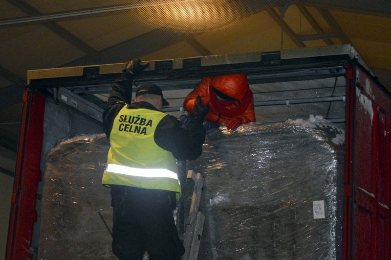 10 nielegalnych migrantów w ciężarówce z torfem