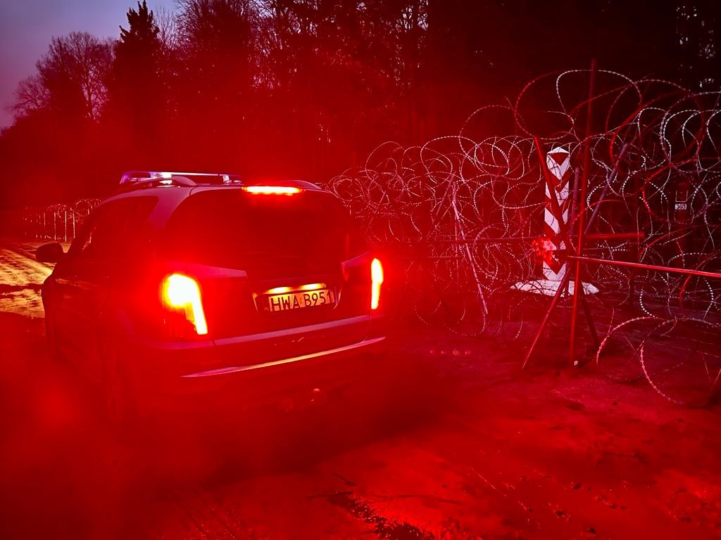 Agresywne grupy migrantów forsowały granicę w okolicach Dubicz Cerkiewnych i Mielnika - jeden żołnierz ranny