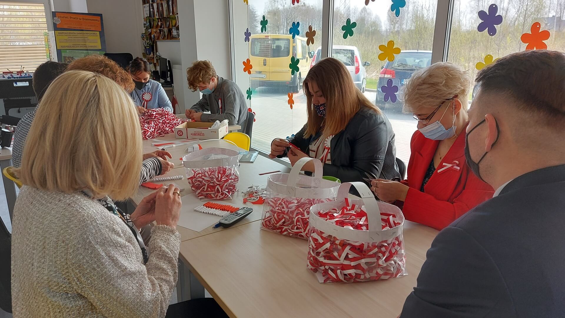 Uczniowie z Ochotniczych Hufców Pracy w Podlaskiem zrobili kotyliony i rozdawali je w centrum Białegostoku