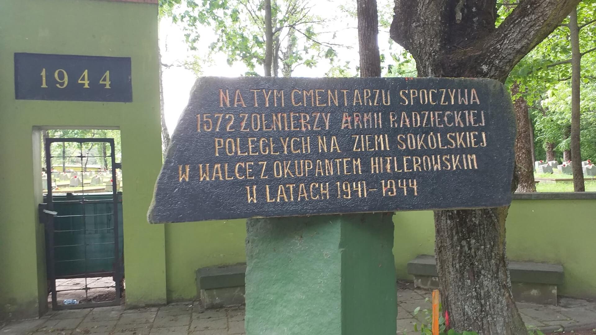 W Sokółce na cmentarzu żołnierzy radzieckich podczas uroczystości były flagi Związku Radzieckiego