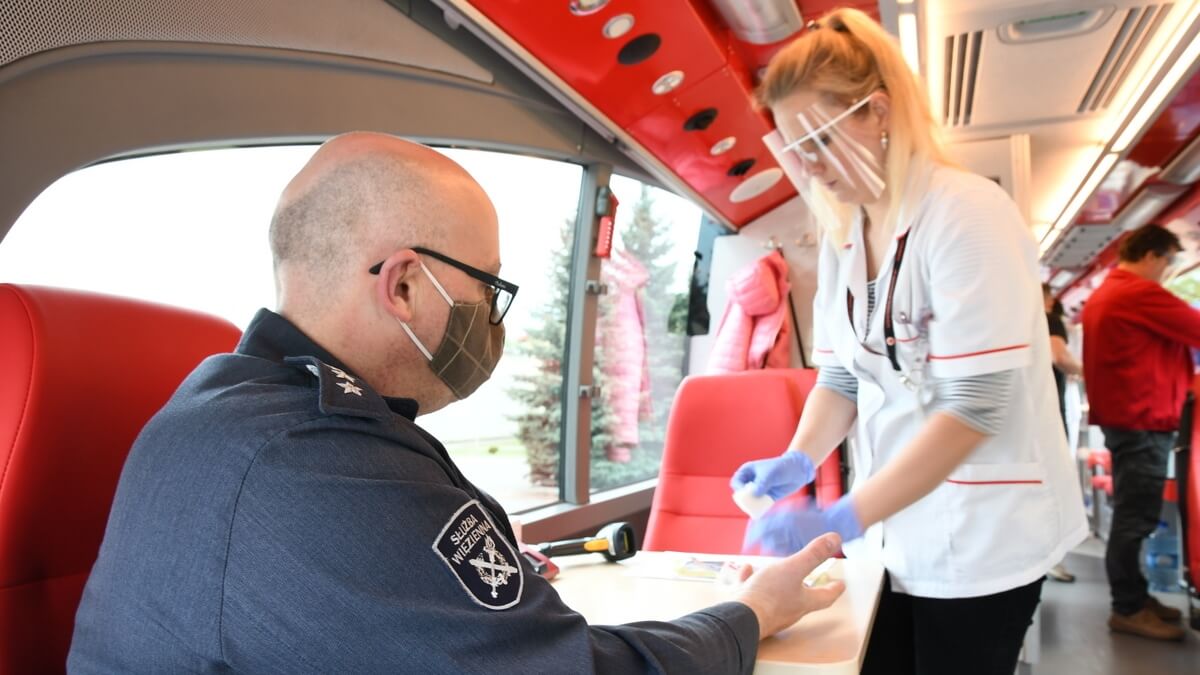 Podlaska Służba Więzienna oddaje krew podczas pandemii [zdjęcia]