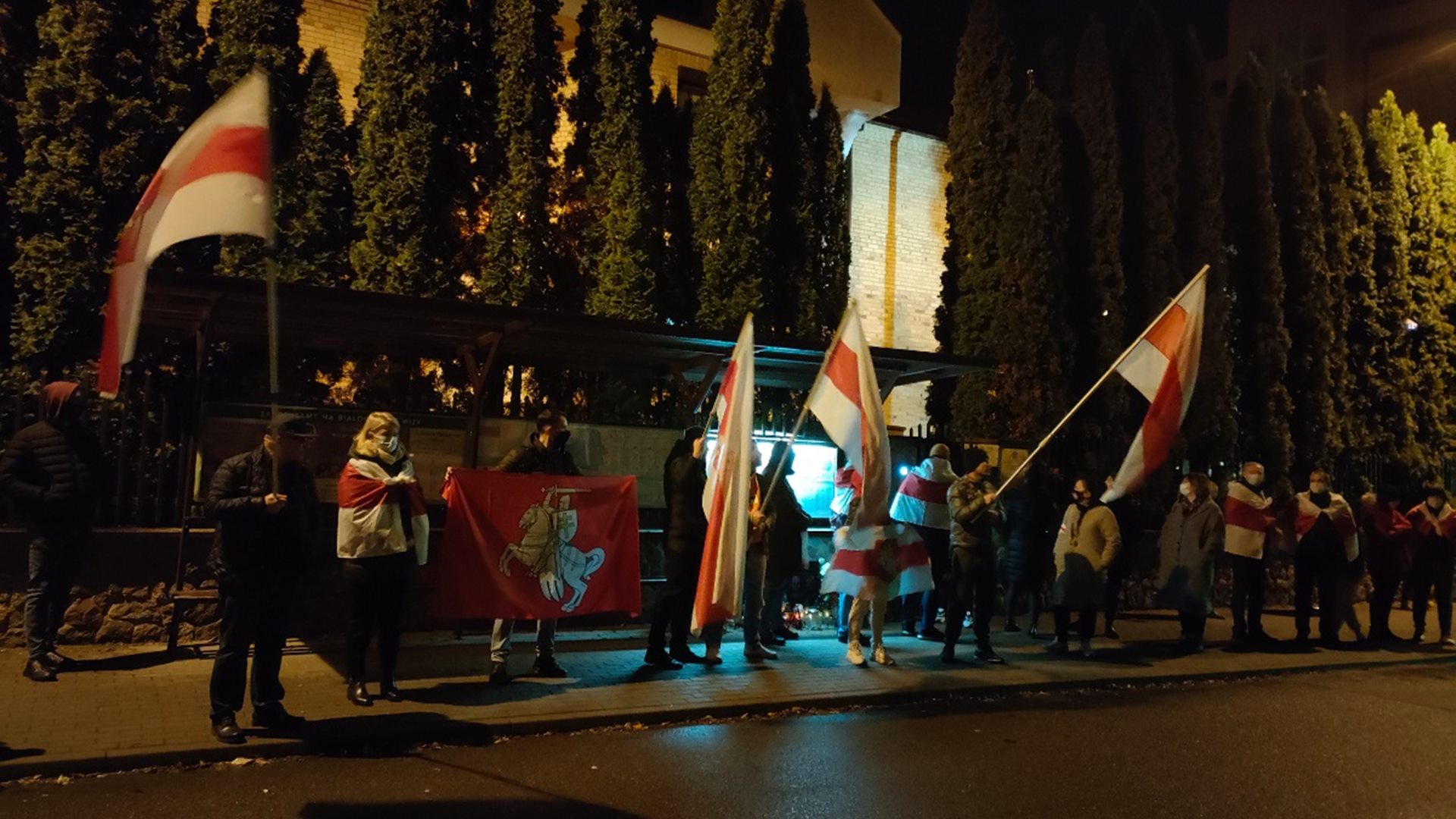 Ponad 20 osób protestowało przed Konsulatem Generalnym Republiki Białoruś w Białymstoku