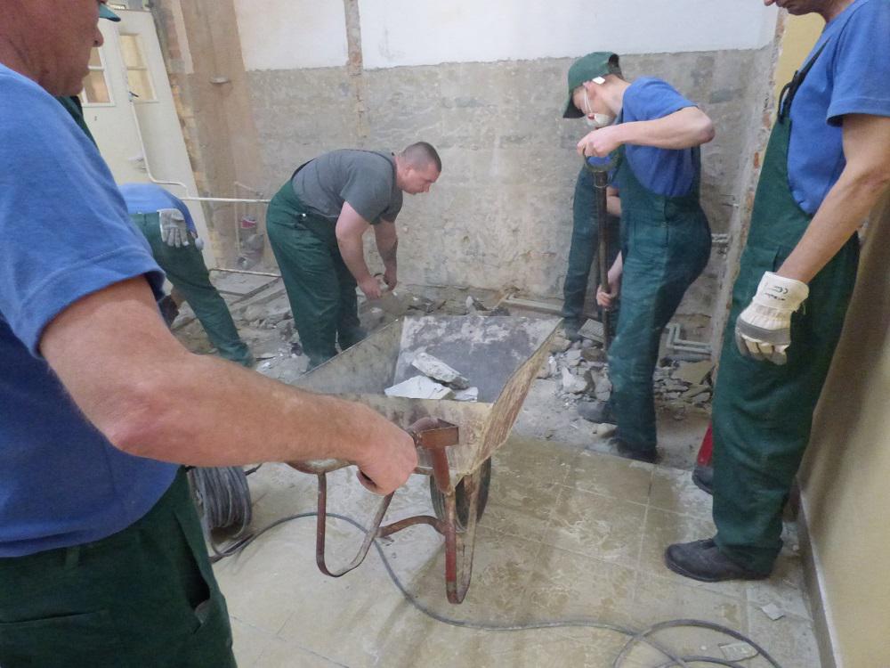 Coraz więcej więźniów suwalskiego Aresztu Śledczego pracuje poza jego murami