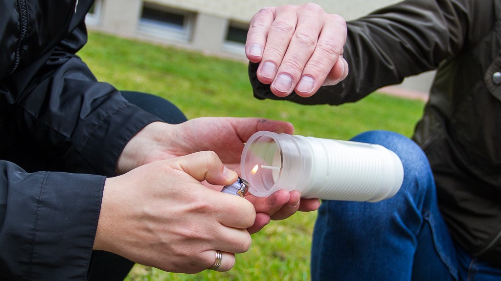 Jak długo płoną znicze i wkłady parafinowe? - eksperyment dziennikarzy Radia Białystok