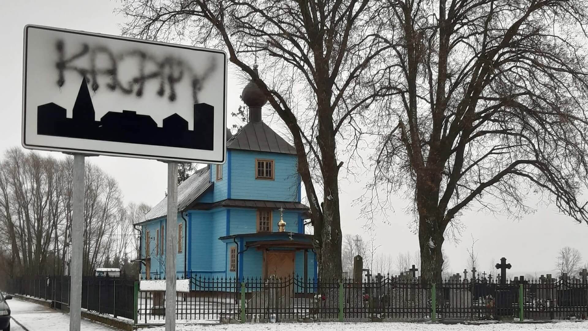 Obraźliwy napis nieopodal cerkwi - policja poszukuje wandali