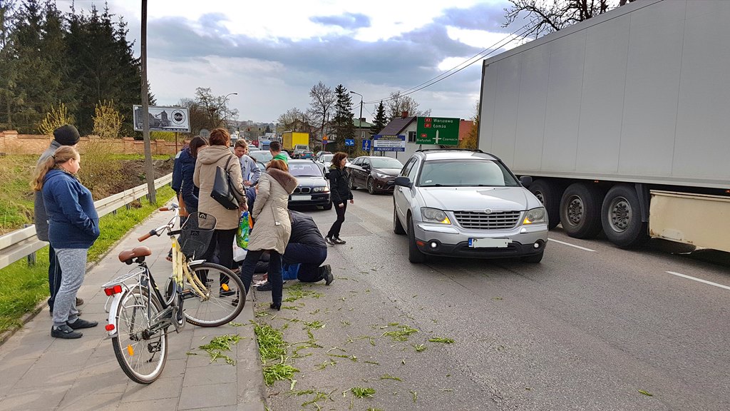Policjanci zatrzymali kierowcę, który potrącił pieszego w Piątnicy i uciekł
