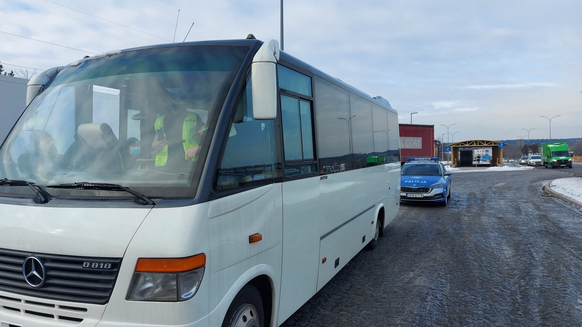 Policjanci i inspektorzy transportu drogowego kontrolują autokary, którymi dzieci wyjeżdżają na ferie