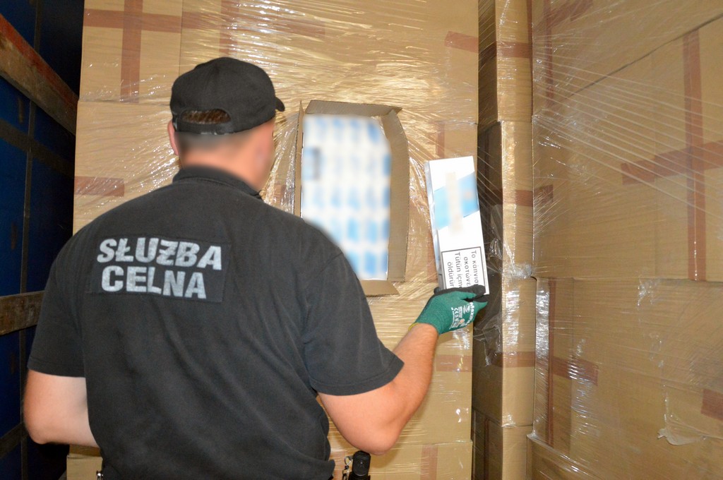 Zamiast mebli - papierosy za ponad 9 mln zł