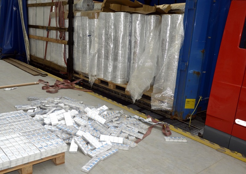 Papierosy ukryte w rolkach taśmy izolacyjnej odkryli celnicy z Budziska