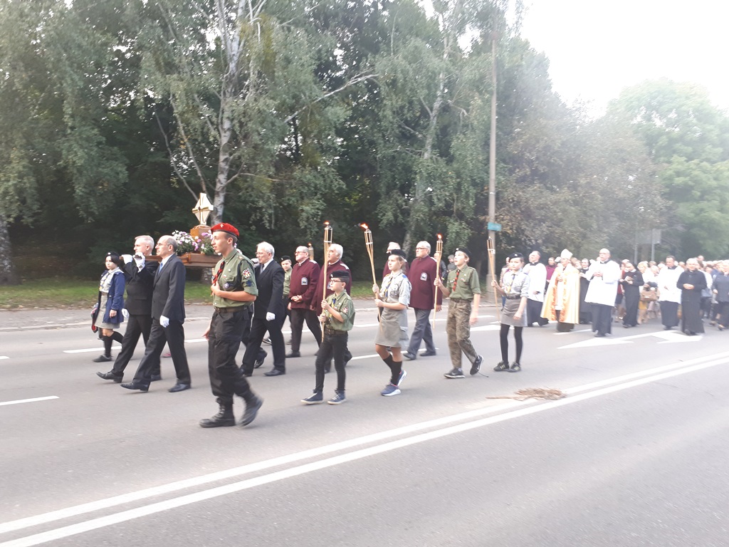 Kilkaset osób przeszło ulicami Białegostoku w procesji z relikwiami bł. ks. Michała Sopoćki
