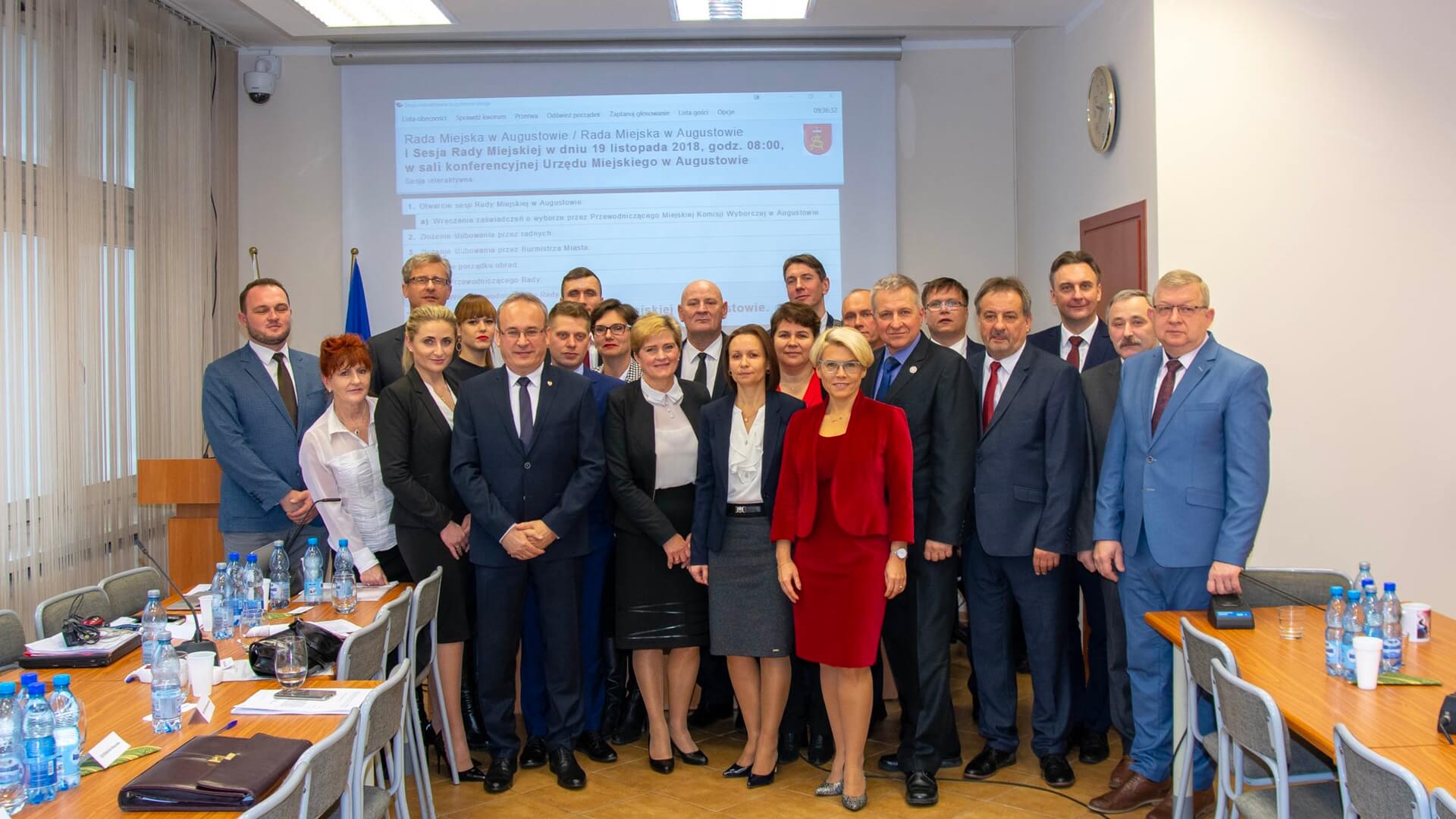 Składają ślubowania i wybierają przewodniczących – pierwsze sesje nowych radnych w Podlaskiem