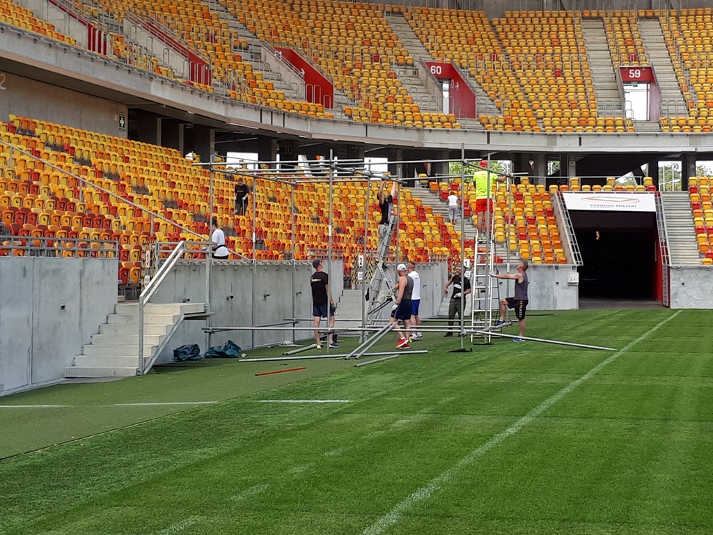 Skazani pomagają przy budowie przeszkód na Hero Run w Białymstoku