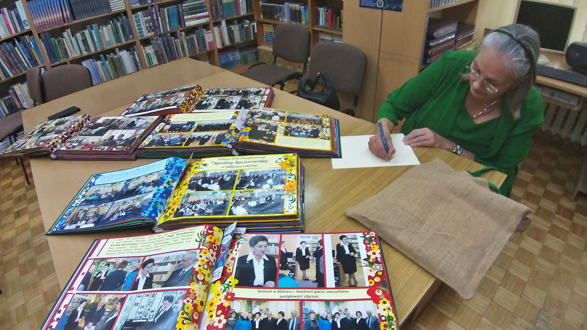 Wyjątkowe ślubowanie w XIV LO w Białymstoku - uczniów odwiedziła córka Ryszarda Kaczorowskiego