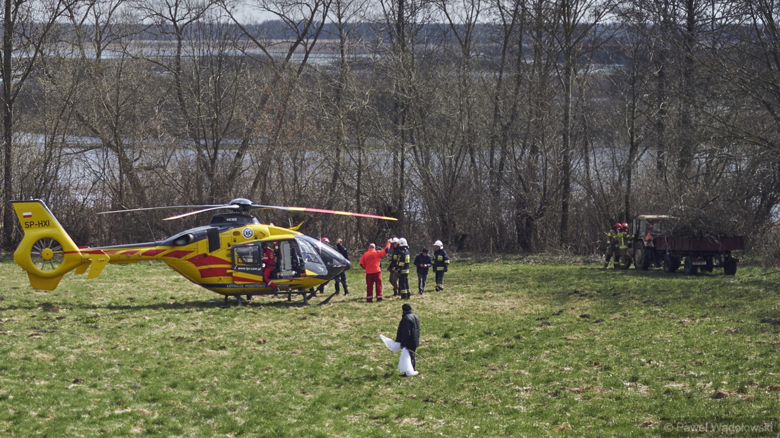 Podczas prac polowych na starszego mężczyznę stoczył się ciągnik