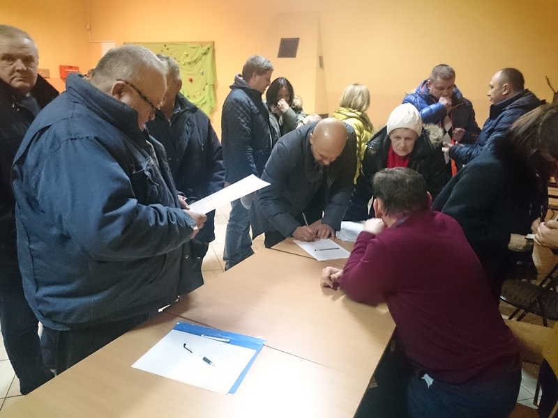 Mieszkańcy podbiałostockich Kurian protestują przeciwko budowie kolejnych kurzych ferm w ich okolicy