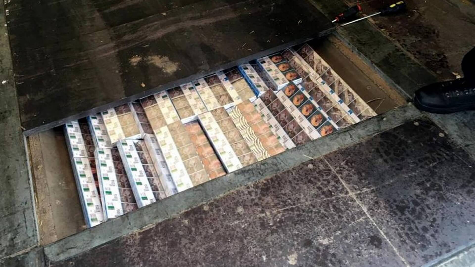 KAS udaremniła przemyt 18,5 tys. paczek papierosów w Budzisku