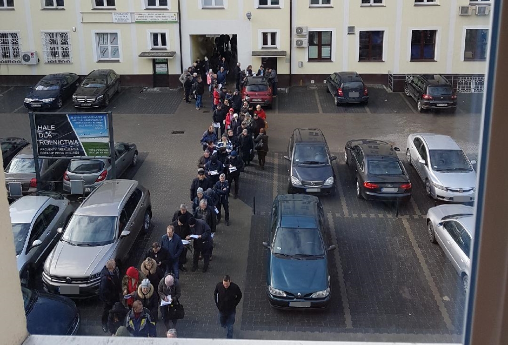Kilkaset osób w kolejce przed ARiMR