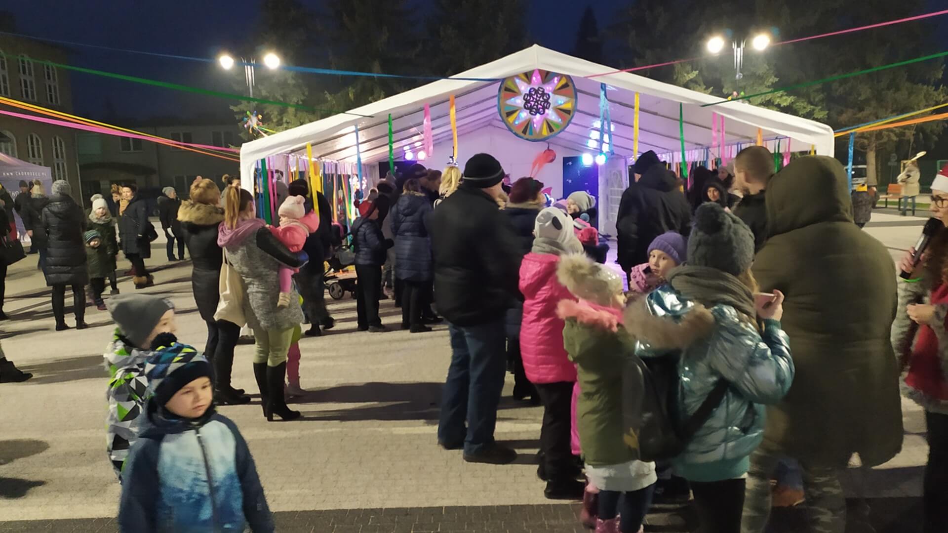 Tańce, przebrania i wizyta Mikołaja - Plenerowa Choinka Miejska w Choroszczy