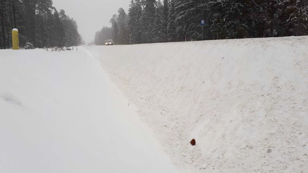 Kierowcy skarżą się na głębokie i niezabezpieczone rowy przy drodze Supraśl - Białystok