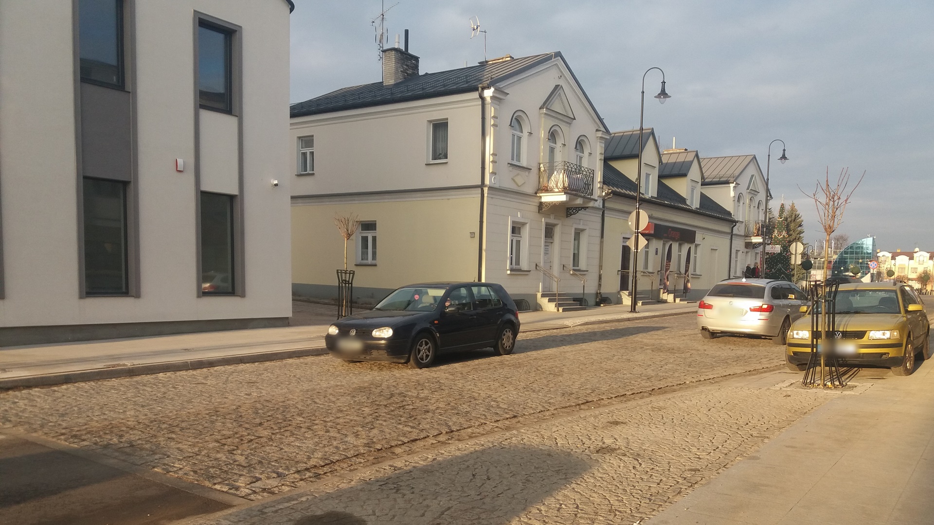 Augustowski Ratusz podejrzewa celowe uszkodzenie kilkudziesięciu ulicznych latarń