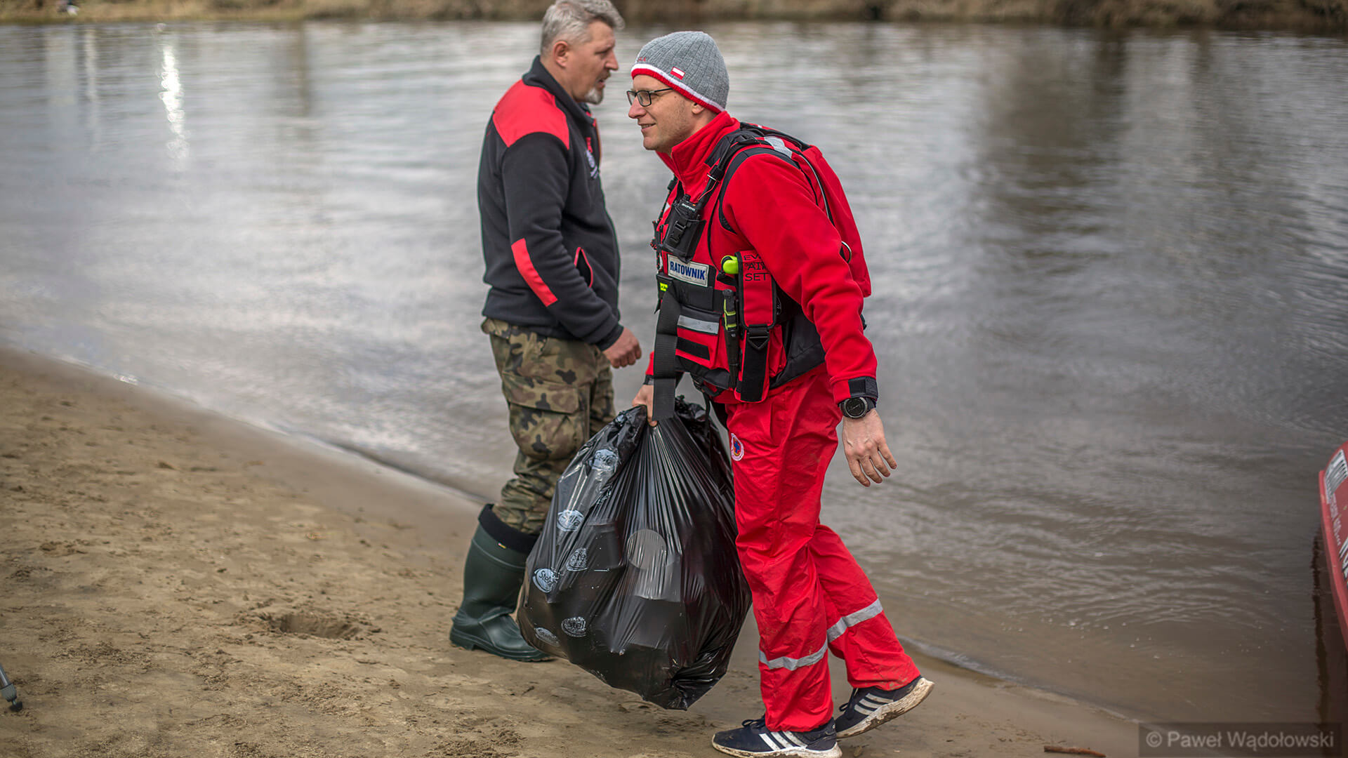 Operacja Czysta Rzeka - sprzątanie brzegów Narwi w Waniewie i Łomży