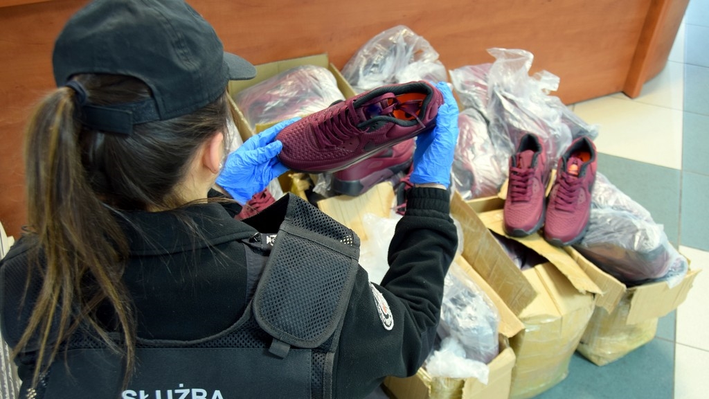 Podrabiane buty sportowe w przesyłkach z Chin znaleźli podlascy celnicy