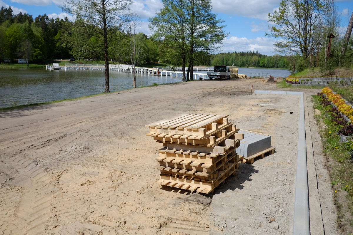 Zmienia się otoczenie zalewu Czapielówka w Czarnej Białostockiej