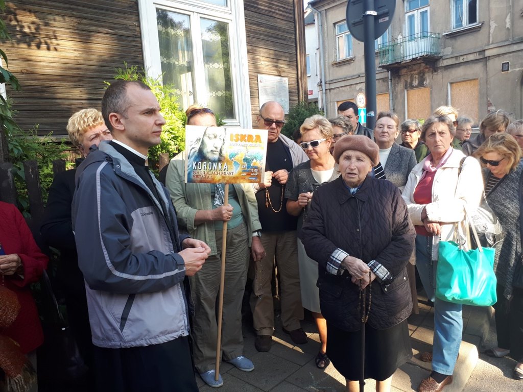 9. rocznica beatyfikacji księdza Michała Sopoćki - wierni odmawiali koronkę na ulicach Białegostoku