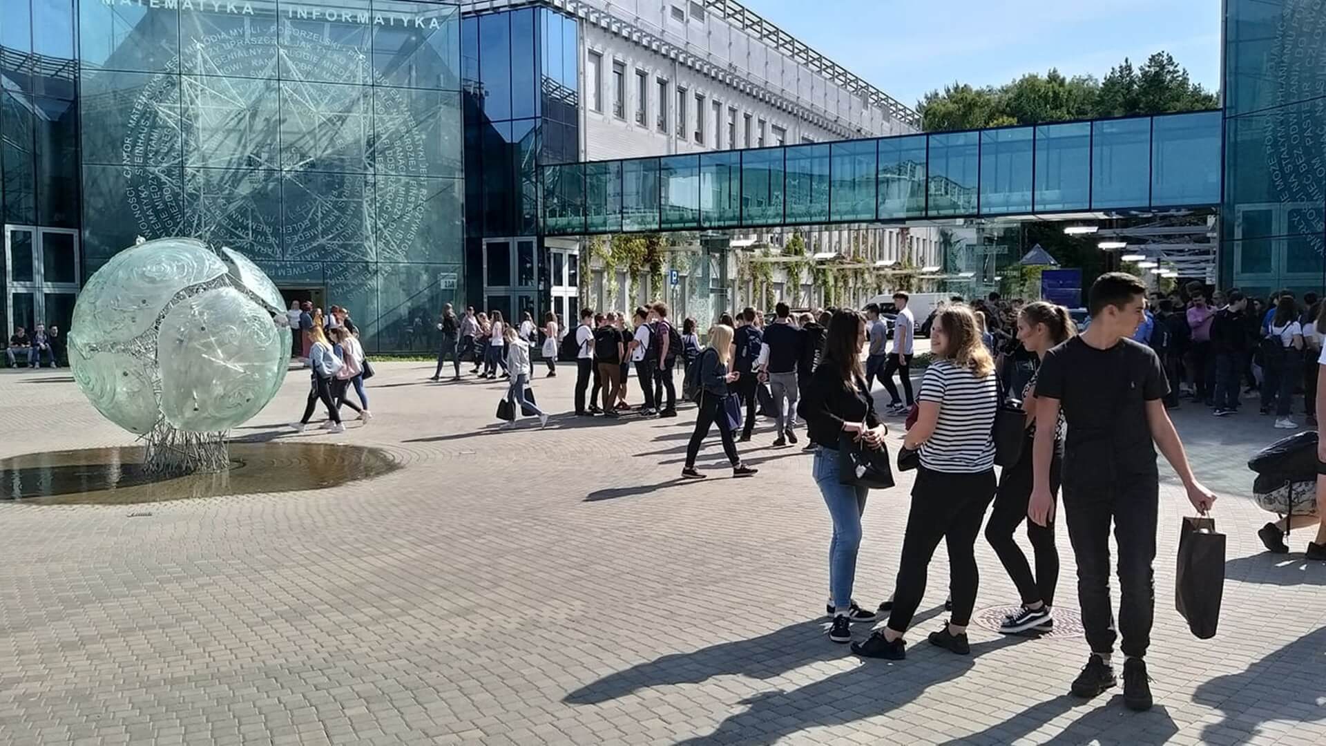 Tłumy uczniów na kampusie uniwersyteckim - trwa tam Białostocki Salon Maturzystów
