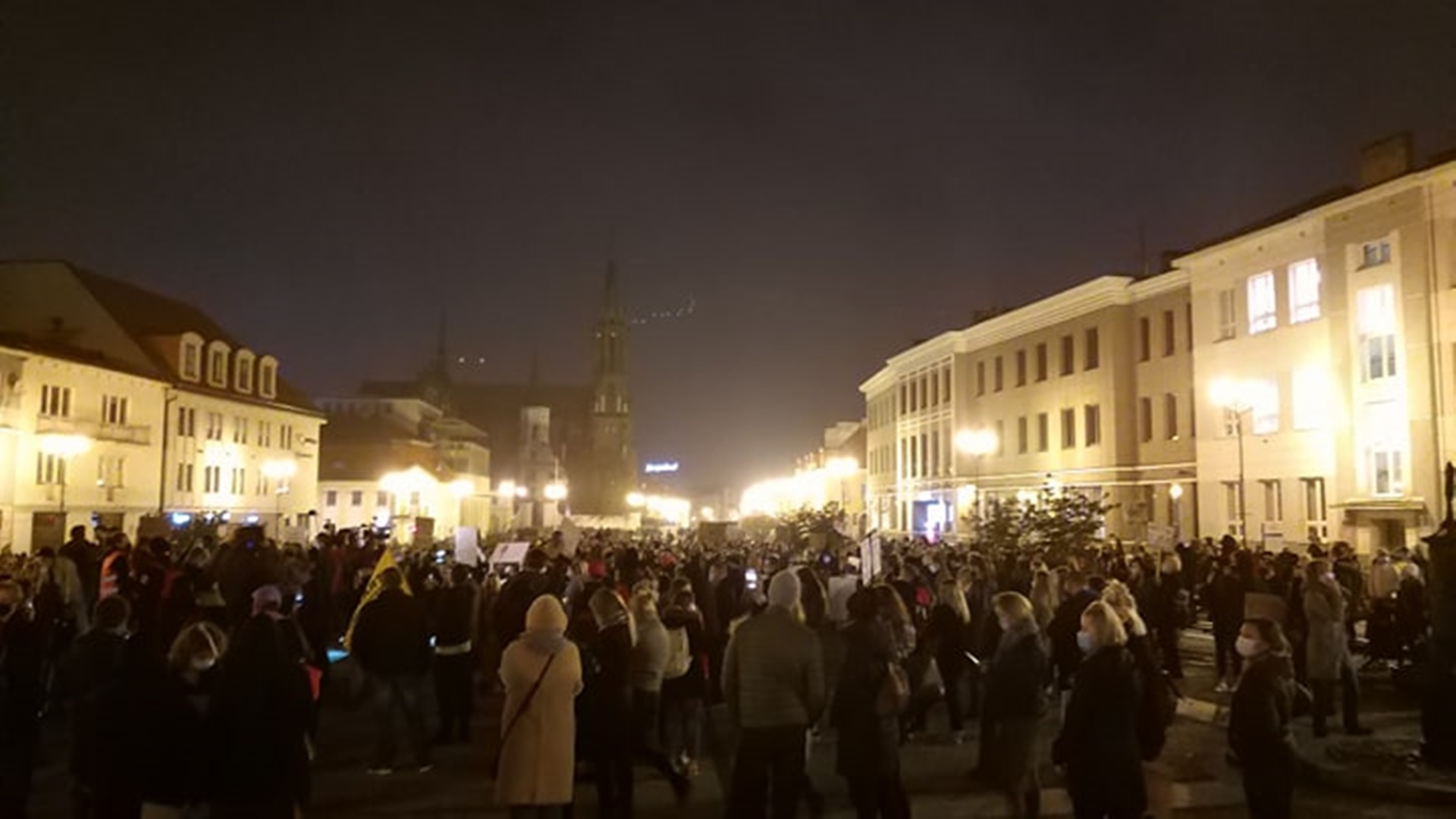 Czarne spacery w Podlaskiem - w Białymstoku nieznani sprawcy obrzucili uczestników petardami