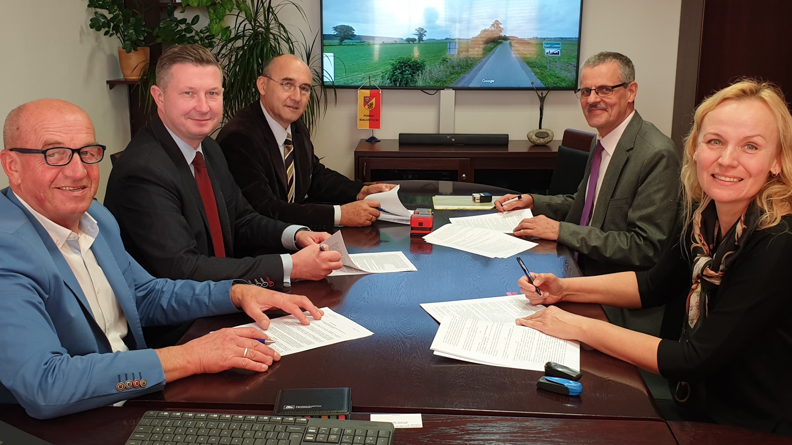Podpisano umowę na przebudowę drogi powiatowej w Łopuchowie