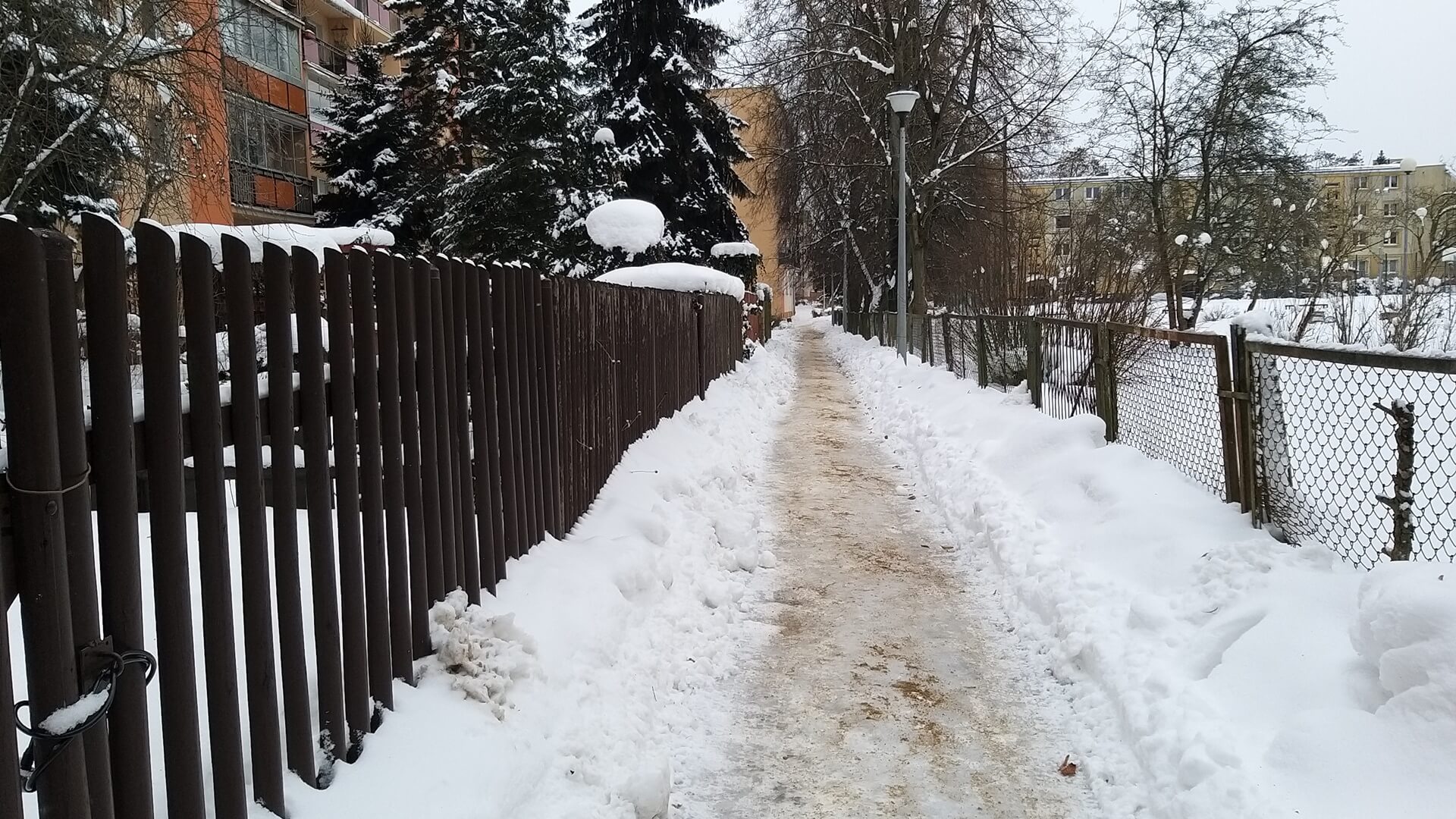 Czym posypać drogi zimą, jeśli nie mamy soli?