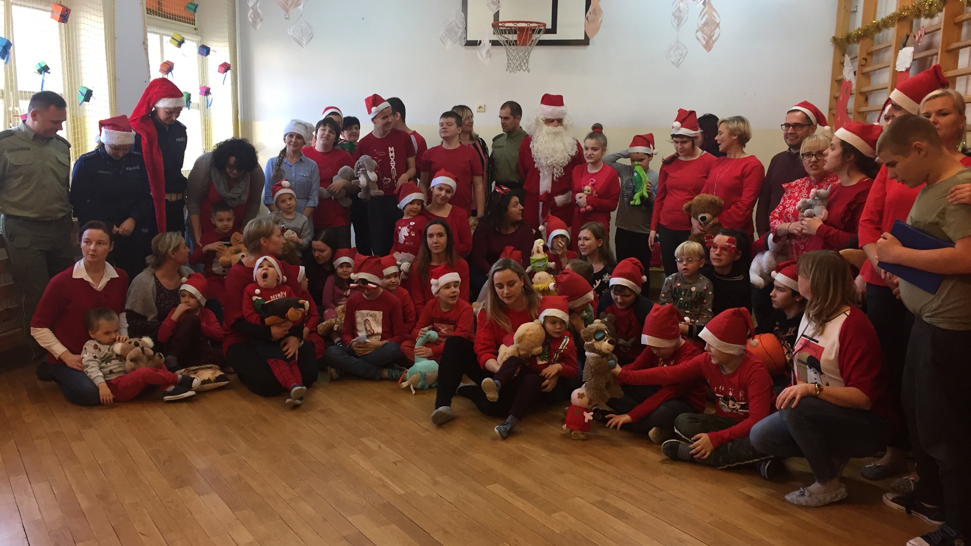 "Mikołajki z mundurem" - dzieci z Ośrodka Szkolno-Terapeutyczno-Opiekuńczego w Białymstoku otrzymały zabawki