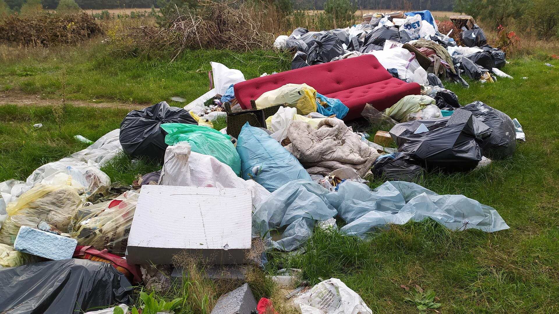 Śmieci na działce niedaleko Barszczewa - właściciel i policja szukają sprawcy