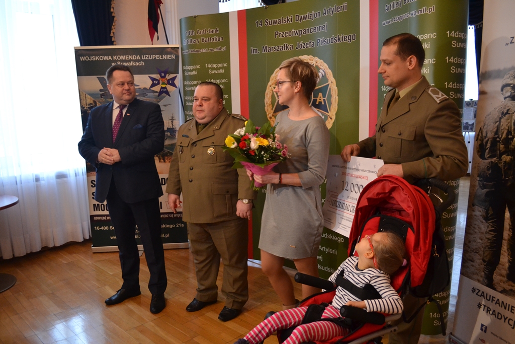 Mundurowi zebrali 12 tys. zł na leczenie 5-letniej Zosi