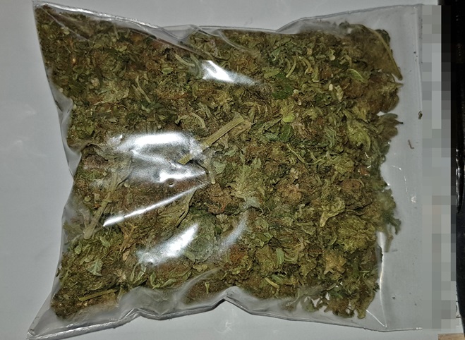 Narkotyki w pudełku po lodach – łomżyńscy policjanci zatrzymali 18-latka podejrzanego o posiadanie środków odurzających