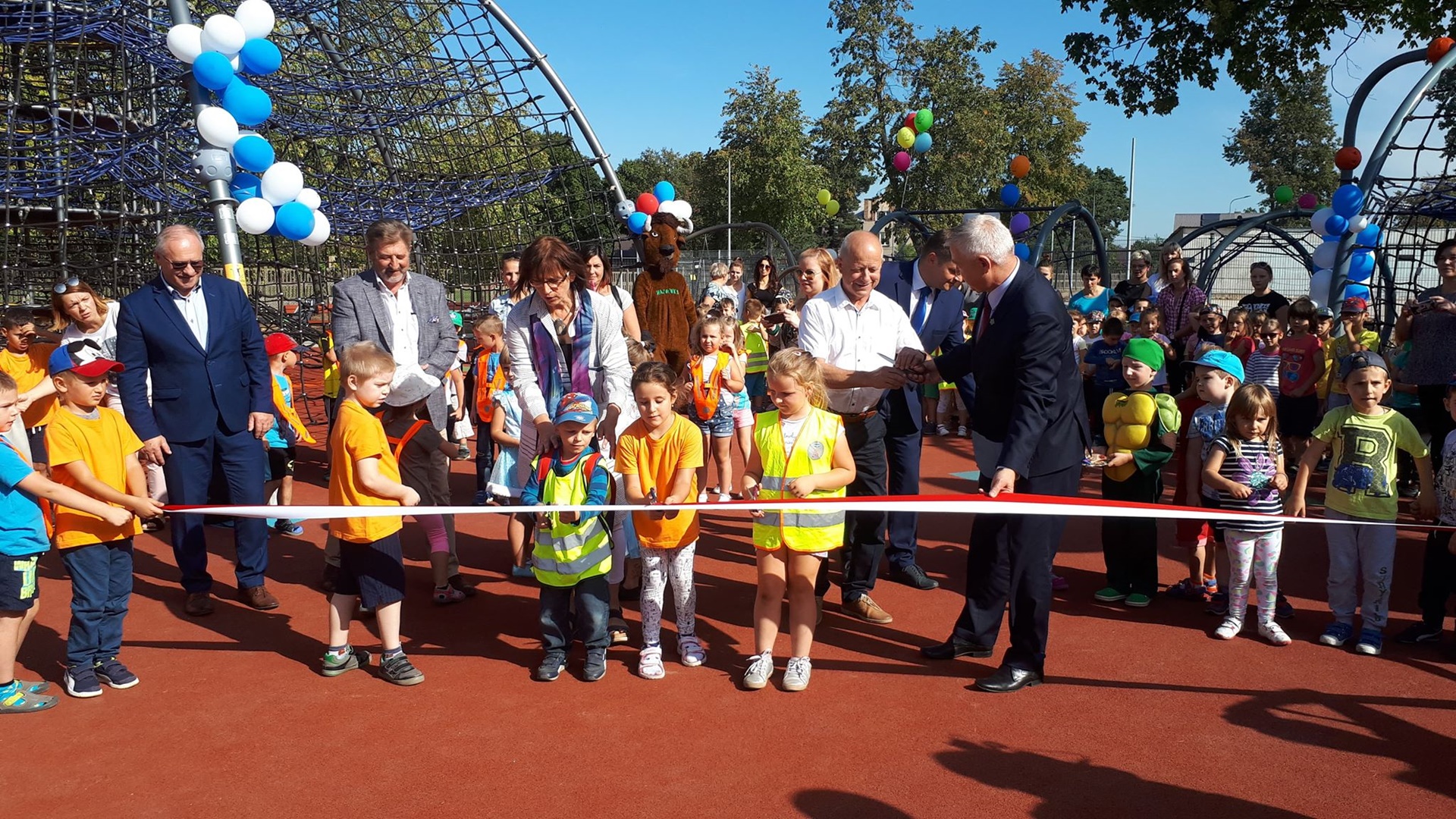 Dzieci mogą już korzystać z nowej strefy zabaw w Hajnówce