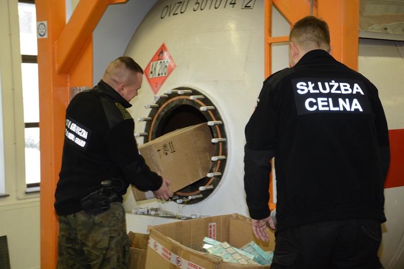 Przemyt papierosów w cysternach z gazem wart ponad 9,5 mln zł