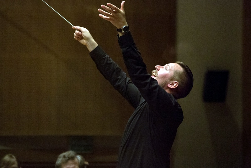 Orkiestrą OiFP kierował Maciej Koczur - zwycięzca Konkursu Młodych Dyrygentów w Białymstoku
