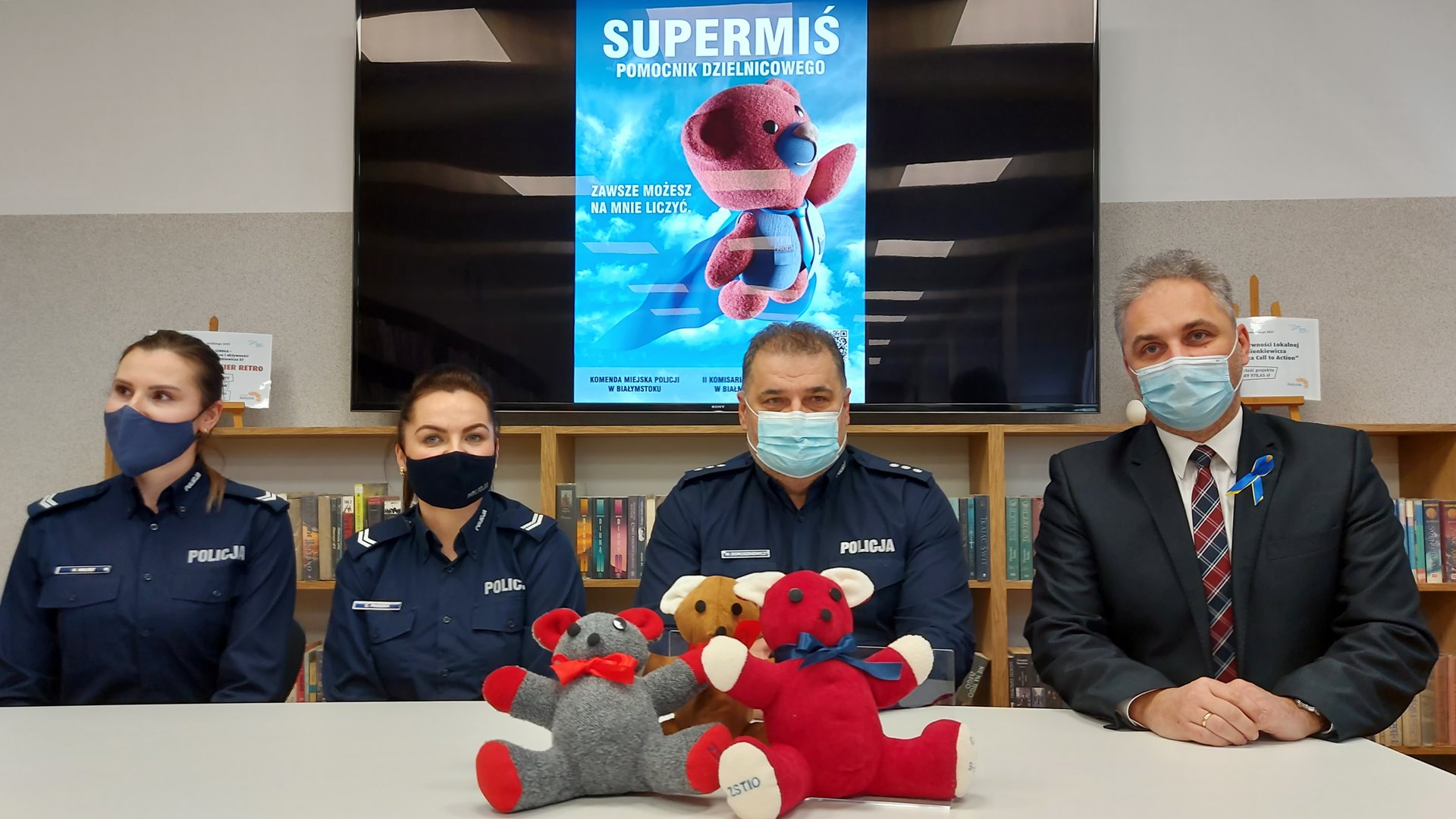 Białostoccy policjanci będą rozdawać "SuperMisie" - pluszaki trafią do najmłodszych ofiar i świadków przemocy w rodzinie