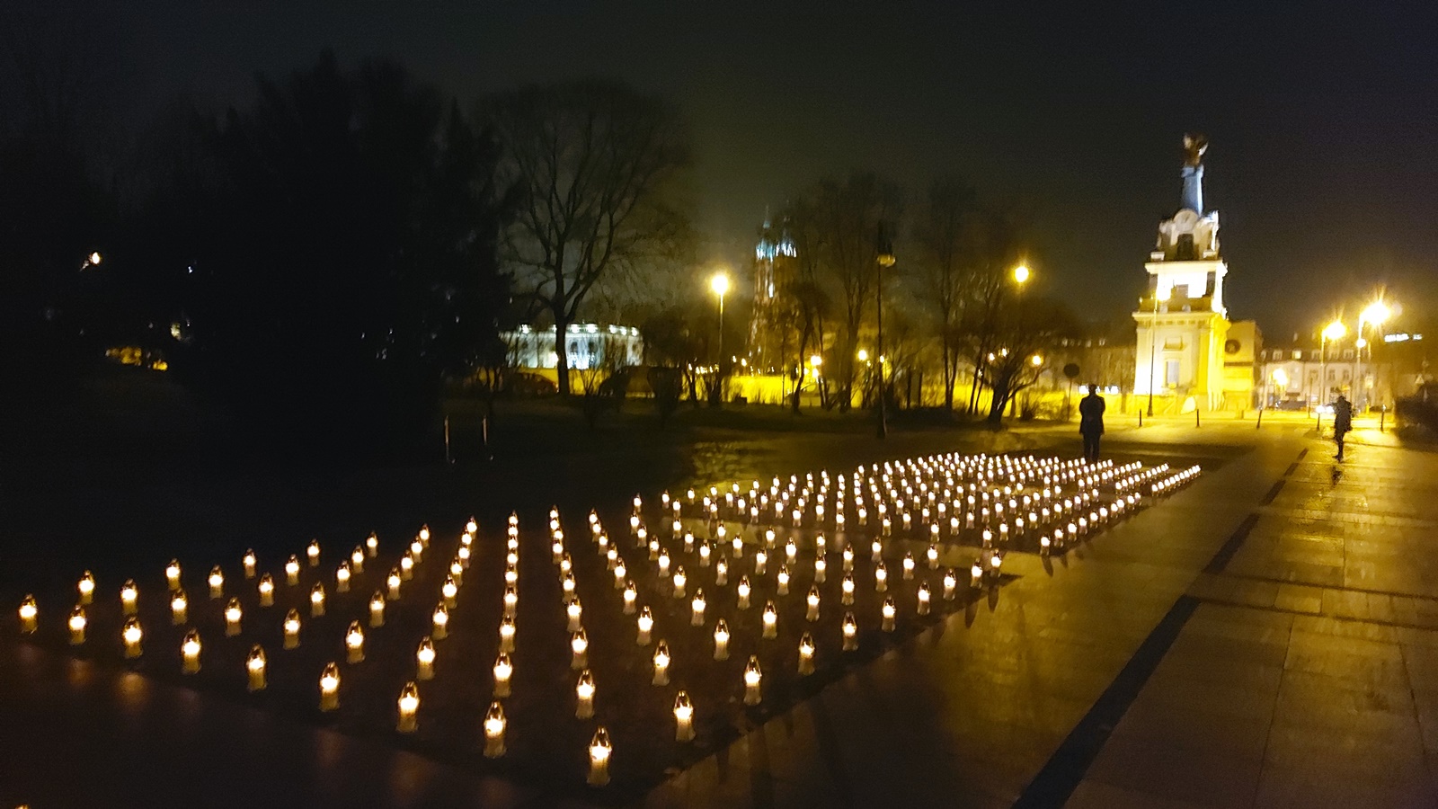 W Białymstoku zapalono znicze ku czci ofiar pandemii